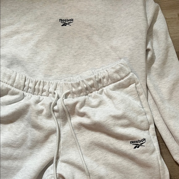 Matching Reebok set - Picture 3 of 5